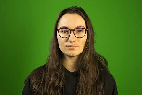 photo de face de Julie sur fond vert