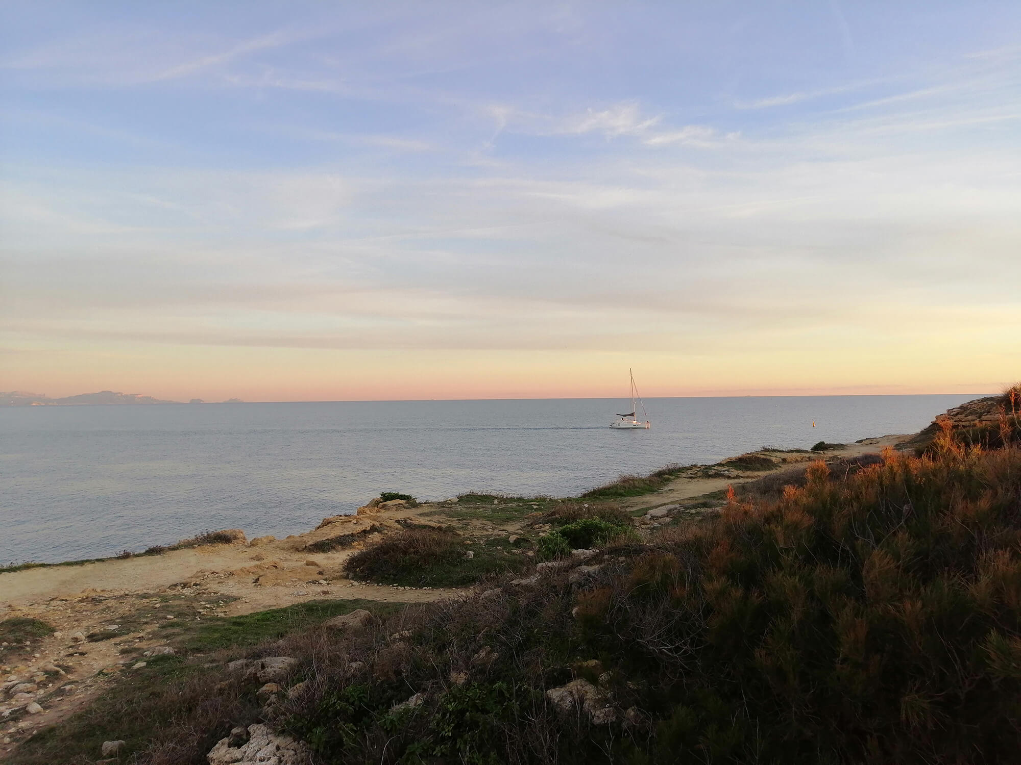 paysage mer méditerranée avec un bateau au loin